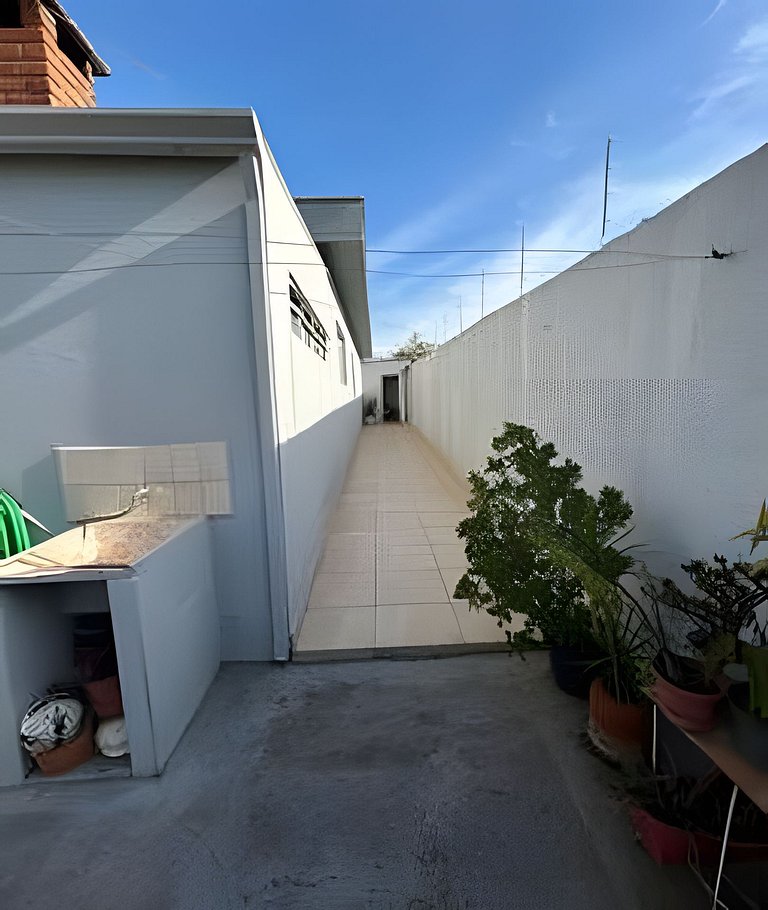 Casa  no centro 3 quartos 2 banheiros otima localização