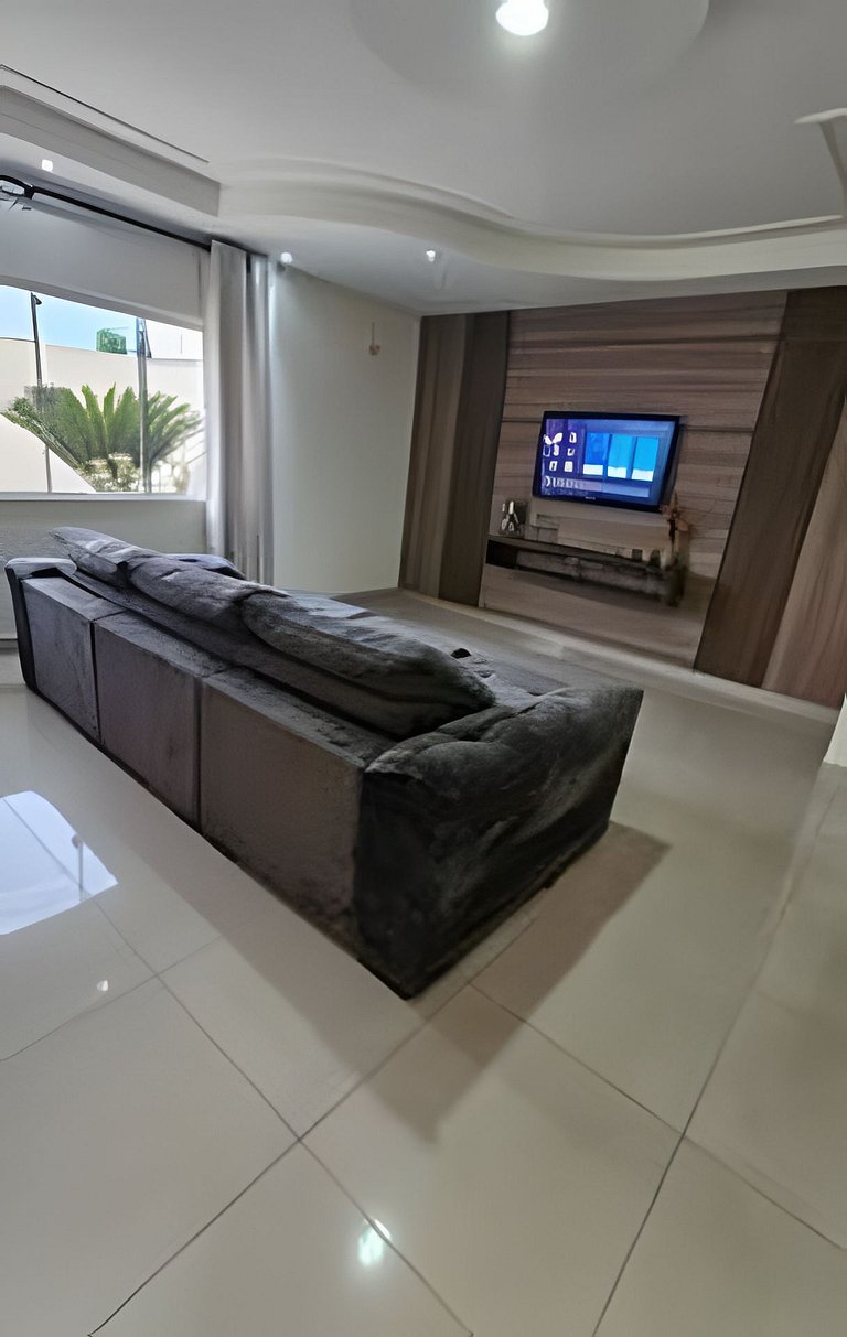 Linda Casa com Churrasqueira e 3 Quartos com Ar