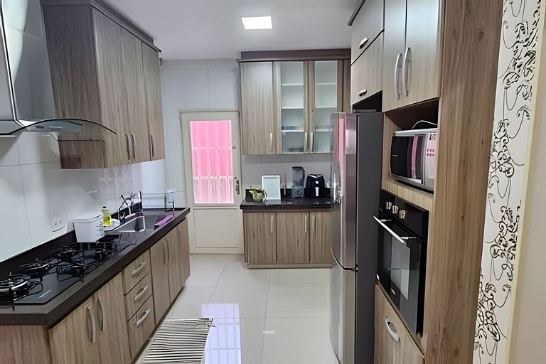 Linda Casa com Churrasqueira e 3 Quartos com Ar