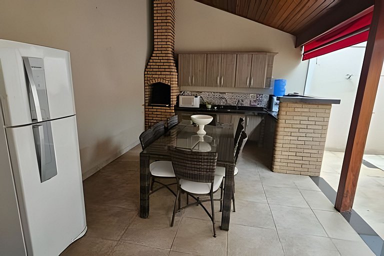 Linda Casa com Churrasqueira e 3 Quartos com Ar