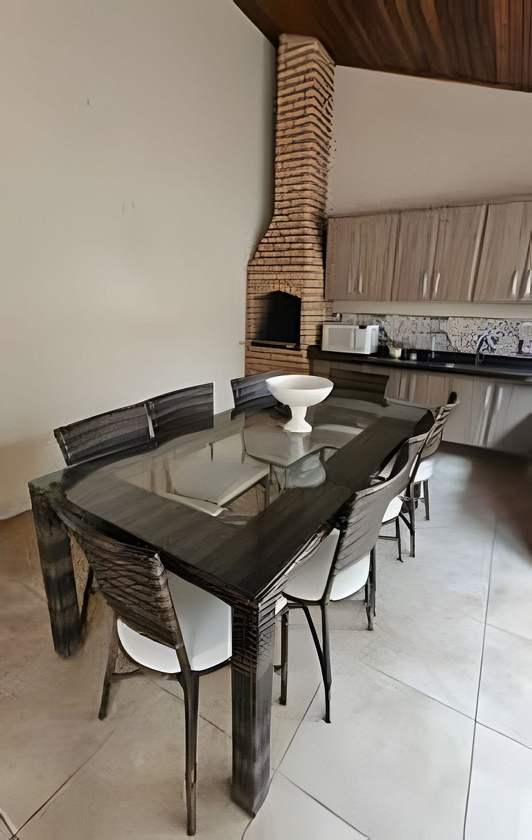 Linda Casa com Churrasqueira e 3 Quartos com Ar