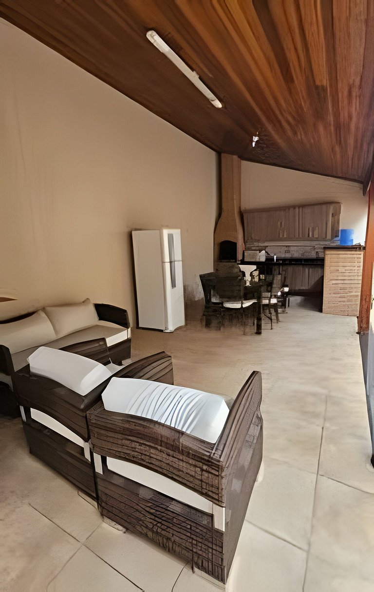 Linda Casa com Churrasqueira e 3 Quartos com Ar