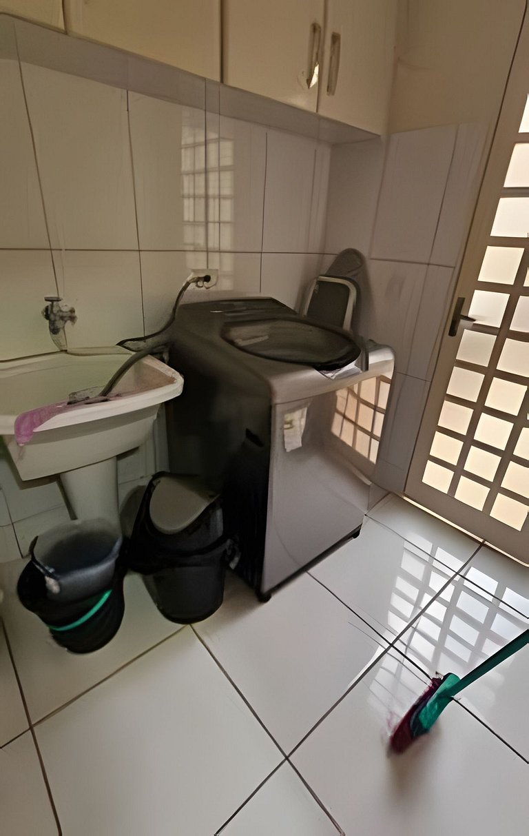 Linda Casa com Churrasqueira e 3 Quartos com Ar