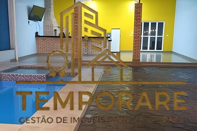 Casa com piscina e churrasqueira, bem localizada.