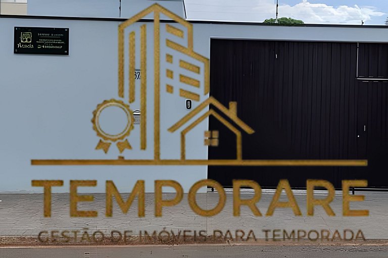 Casa com piscina e churrasqueira, bem localizada.