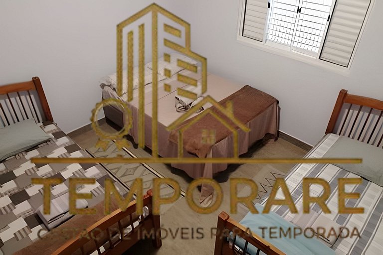 Casa com piscina e churrasqueira, bem localizada.
